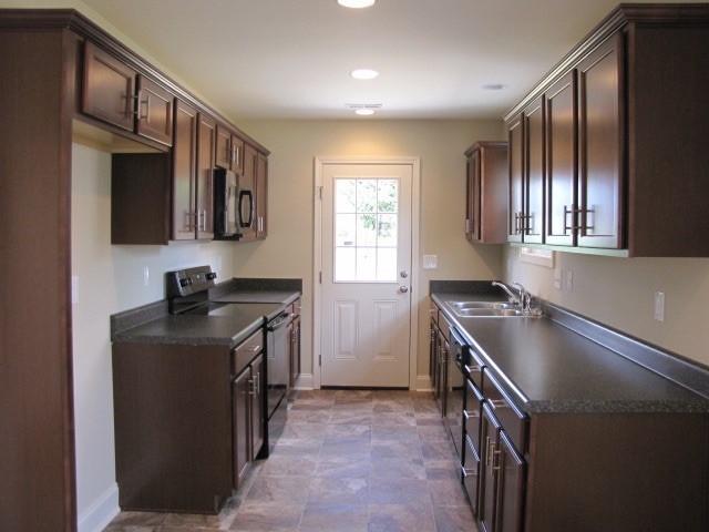 402 Liberty Road Northeast Roanoke, VA 24012 - Photo 18 of 31 Ample cabinets