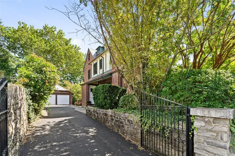 a picture of a black and white photo