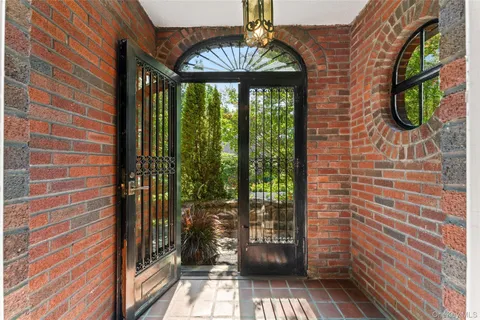 a view of entryway with a balcony