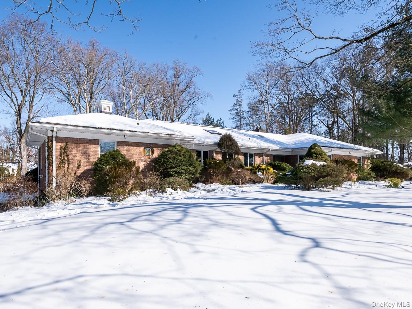 13 Lighthouse Road Great Neck, NY 11024 - Photo 2 of 34