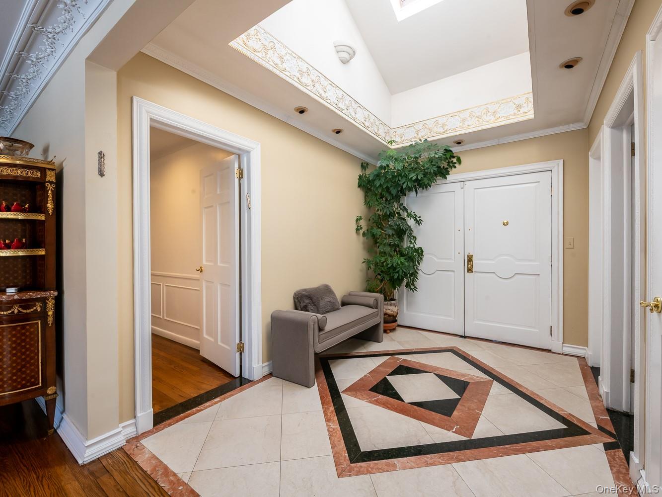 13 Lighthouse Road Great Neck, NY 11024 - Photo 4 of 34