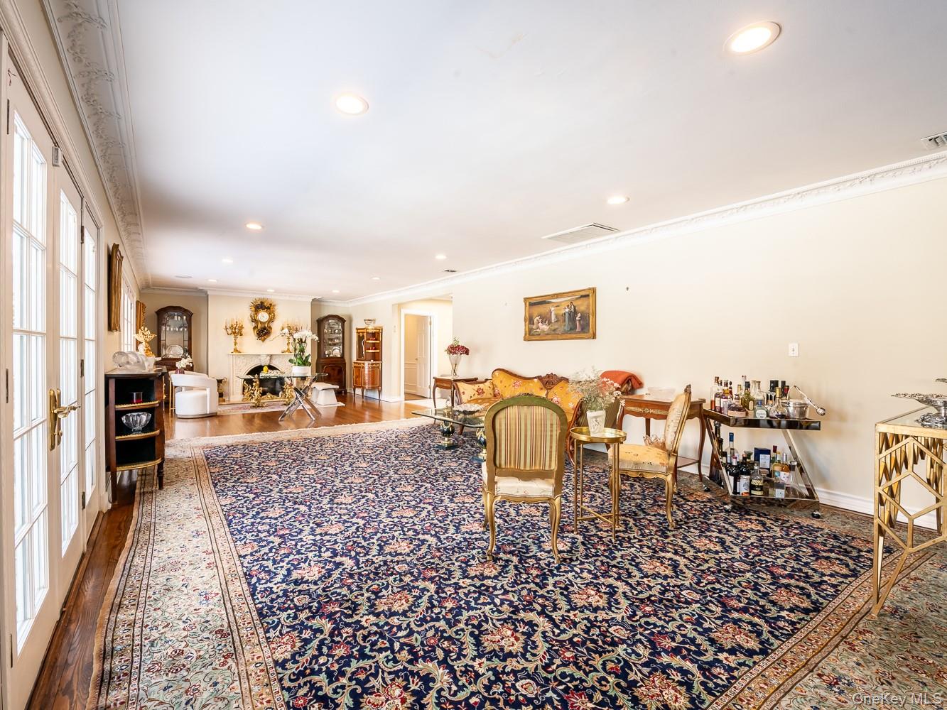 13 Lighthouse Road Great Neck, NY 11024 - Photo 9 of 34