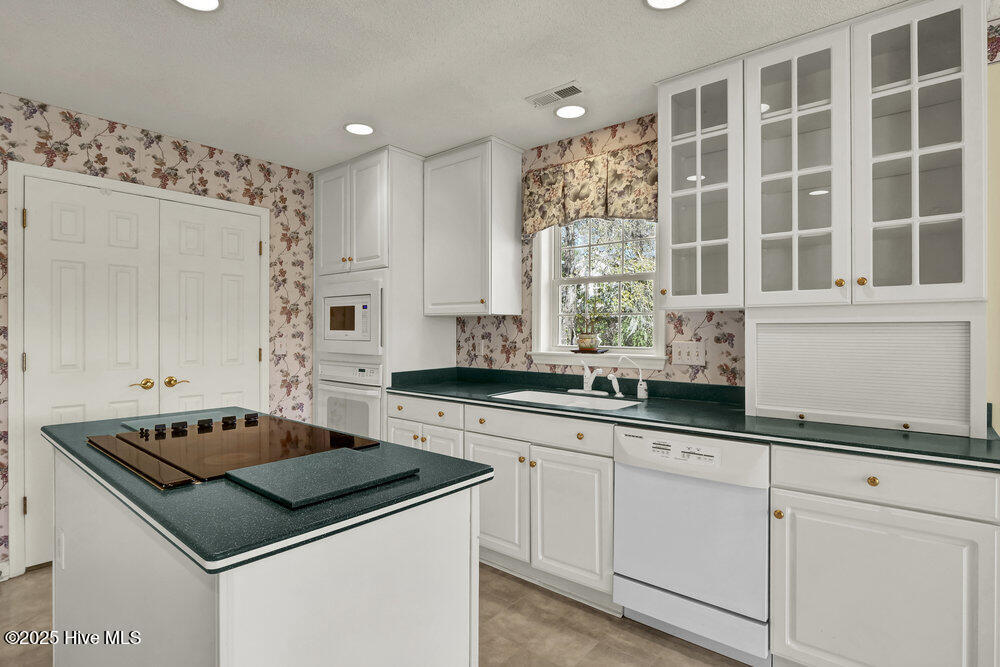 622 Valley Brook Road Wilmington, NC 28412 - Photo 12 of 43 Kitchen