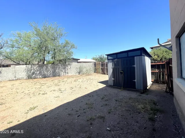 a view of a yard with a house