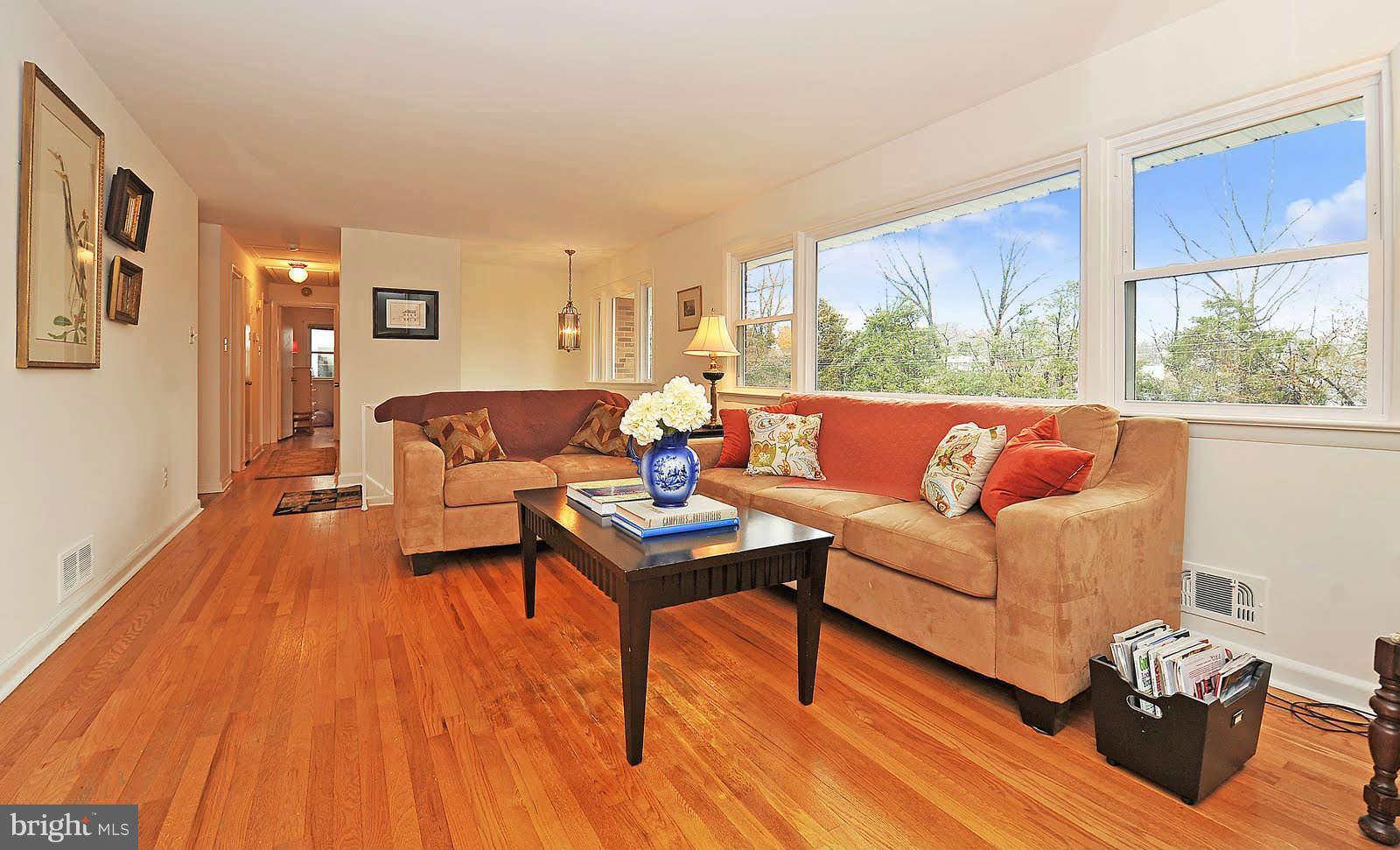 2328 Windsor Road Alexandria, VA 22307 - Photo 7 of 27 Living Room