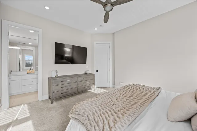 $800,000 | 2745 West Lawrence Avenue, Unit 3W, Chicago, IL 60625