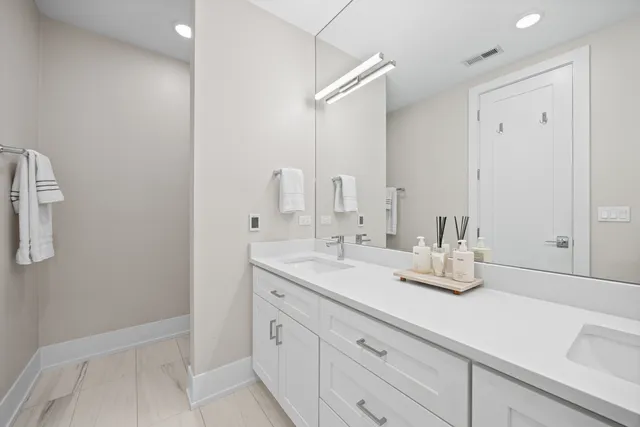 $800,000 | 2745 West Lawrence Avenue, Unit 3W, Chicago, IL 60625