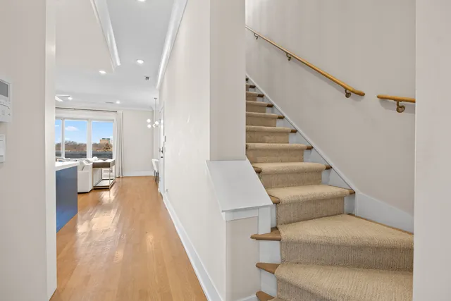 $800,000 | 2745 West Lawrence Avenue, Unit 3W, Chicago, IL 60625