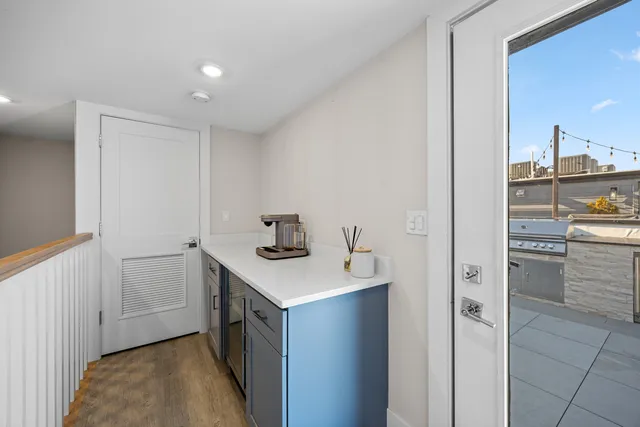 $800,000 | 2745 West Lawrence Avenue, Unit 3W, Chicago, IL 60625