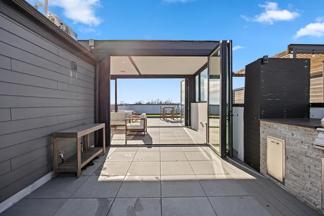 $800,000 | 2745 West Lawrence Avenue, Unit 3W, Chicago, IL 60625