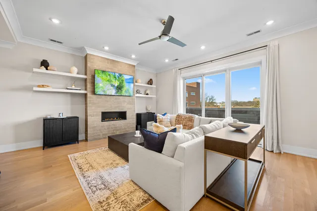 $800,000 | 2745 West Lawrence Avenue, Unit 3W, Chicago, IL 60625