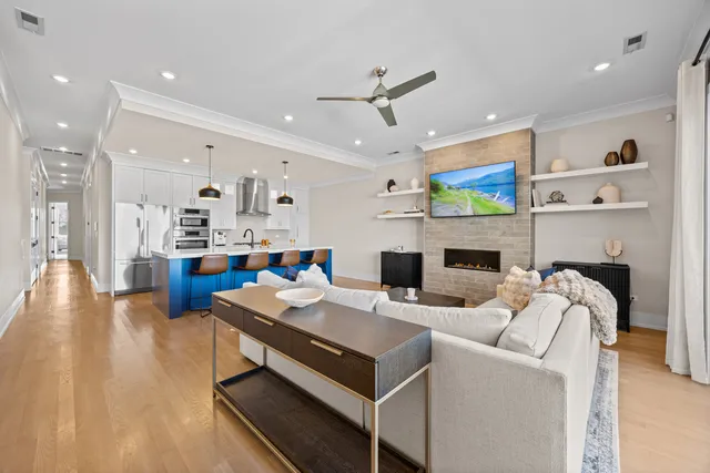 $800,000 | 2745 West Lawrence Avenue, Unit 3W, Chicago, IL 60625