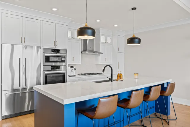 $800,000 | 2745 West Lawrence Avenue, Unit 3W, Chicago, IL 60625