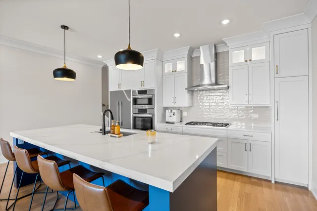 $800,000 | 2745 West Lawrence Avenue, Unit 3W, Chicago, IL 60625