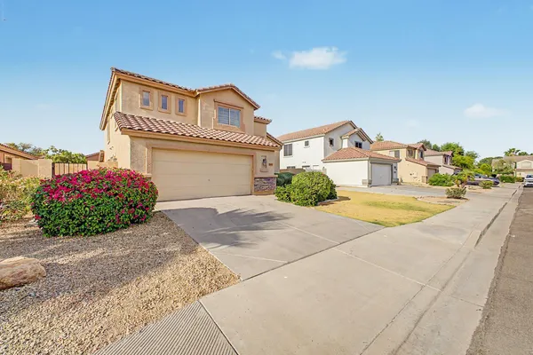 $2,900 | 7464 West Potter Drive, Glendale, AZ 85308
