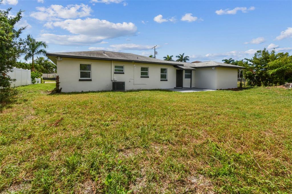5 West Spanish Main Street Tampa, FL 33609 - Photo 48 of 72 a view of a house with a yard