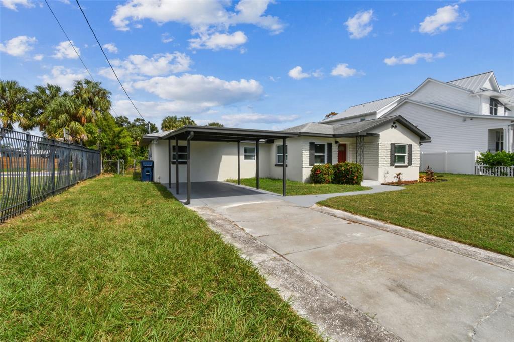 5 West Spanish Main Street Tampa, FL 33609 - Photo 6 of 72 a front view of house with yard and green space