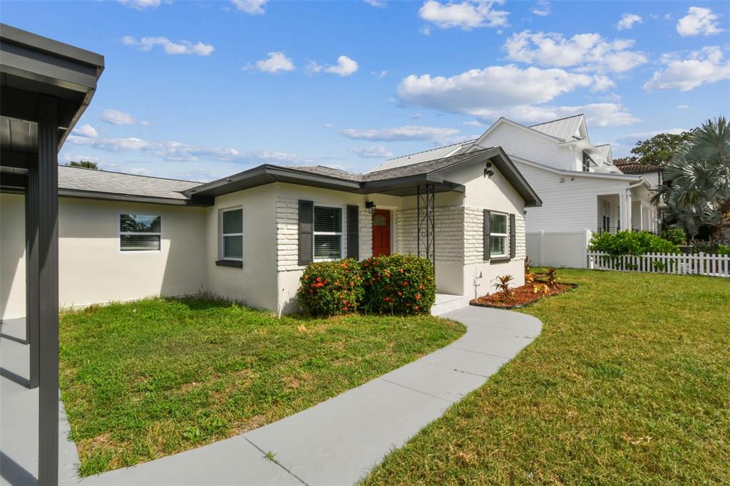5 West Spanish Main Street Tampa, FL 33609 - Photo 7 of 72 a front view of house with yard and green space