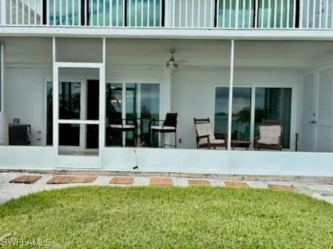 a view of a backyard