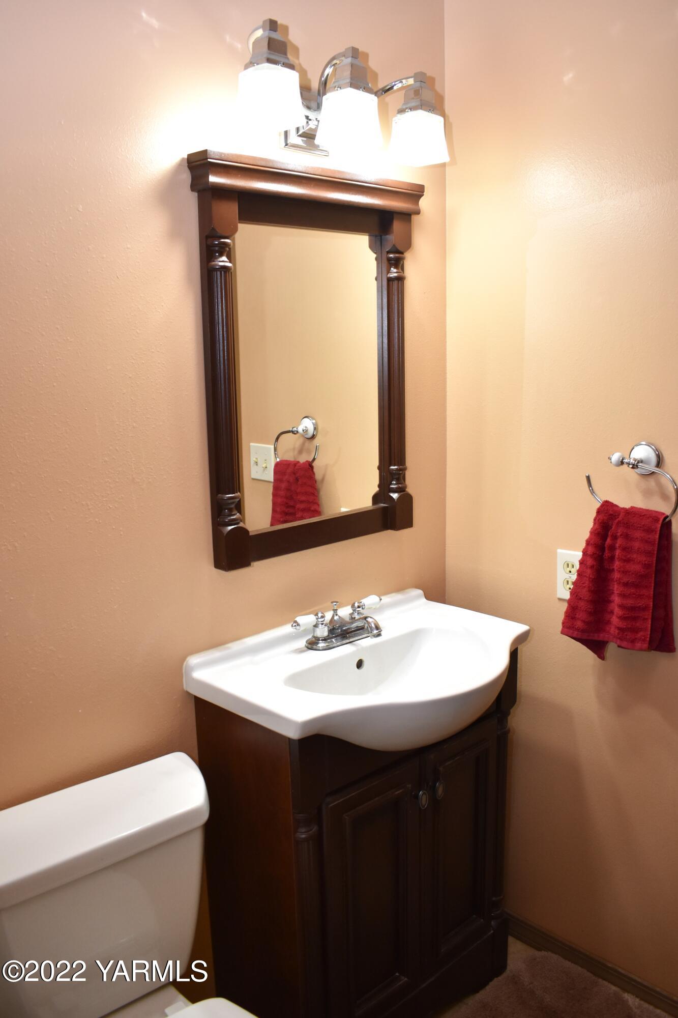 91 Elliott Road Cowiche, WA 98923 - Photo 16 of 46 a bathroom with a sink toilet and mirror