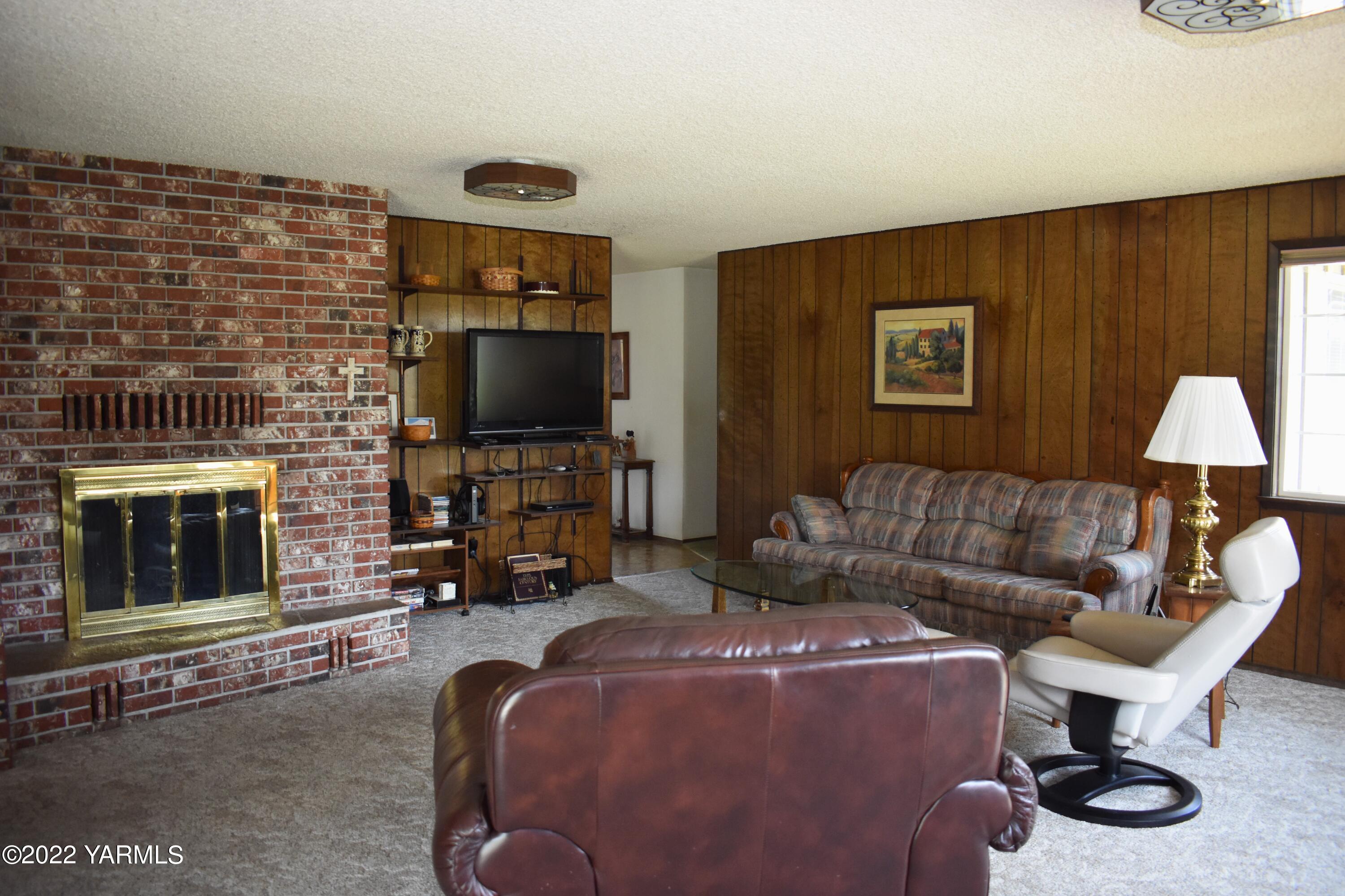 91 Elliott Road Cowiche, WA 98923 - Photo 21 of 46 a living room with furniture and a fireplace