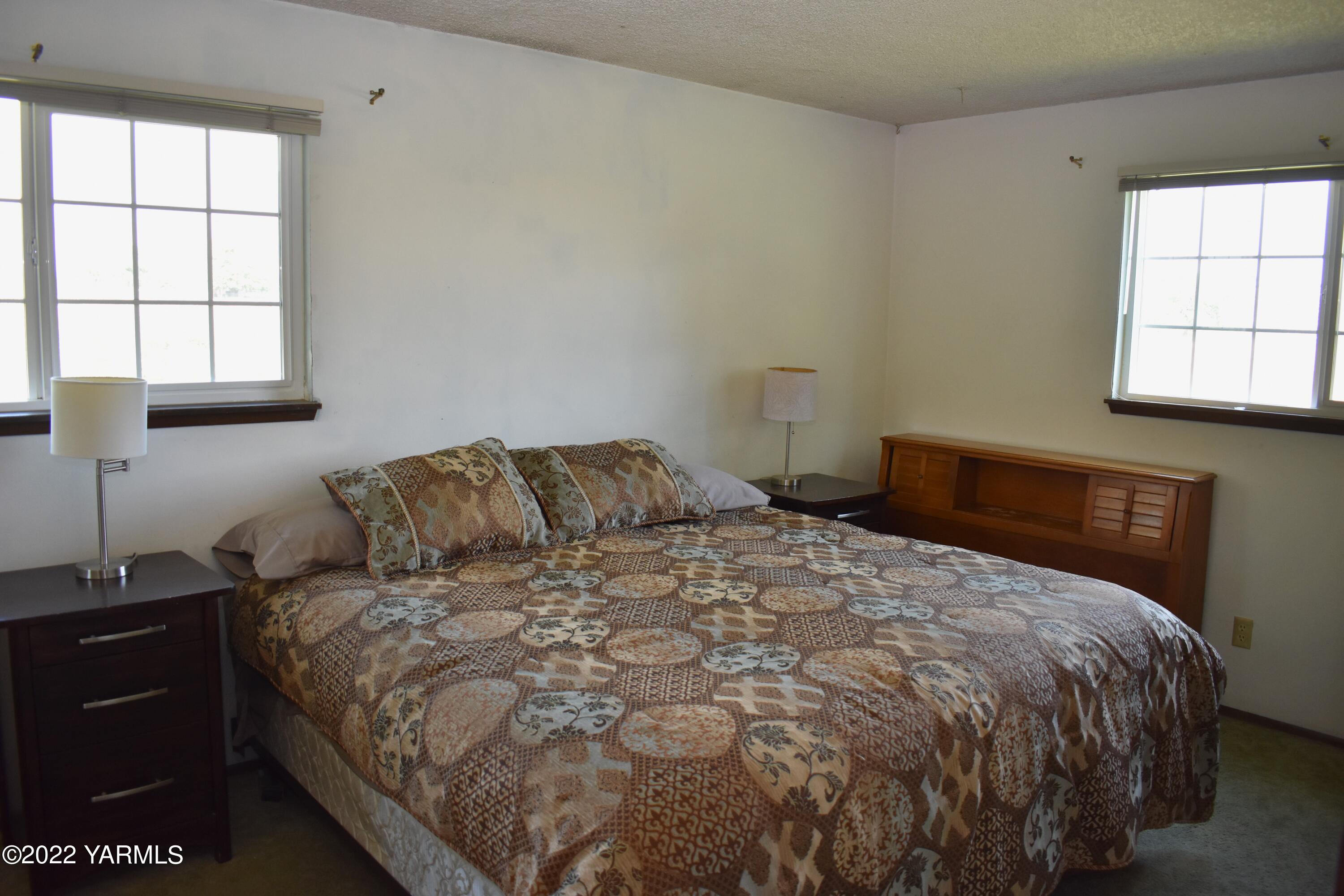 91 Elliott Road Cowiche, WA 98923 - Photo 32 of 46 a bedroom with a bed and window