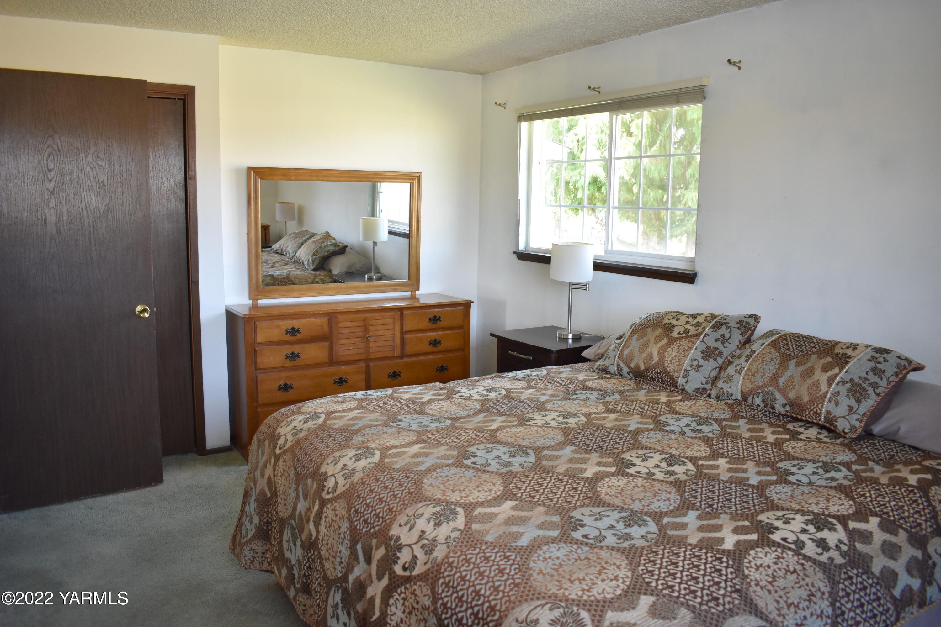 91 Elliott Road Cowiche, WA 98923 - Photo 33 of 46 a bedroom with a bed and a window