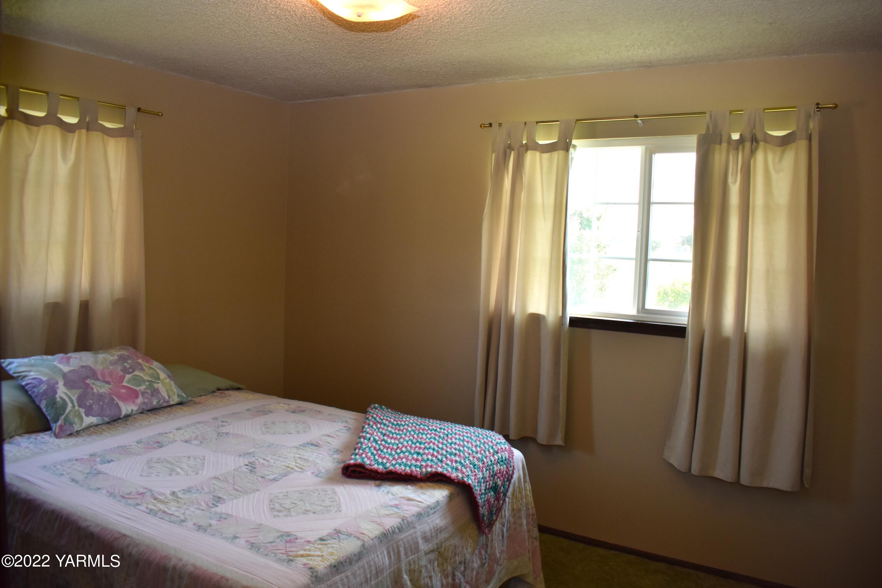 91 Elliott Road Cowiche, WA 98923 - Photo 34 of 46 a bedroom with a bed and a window