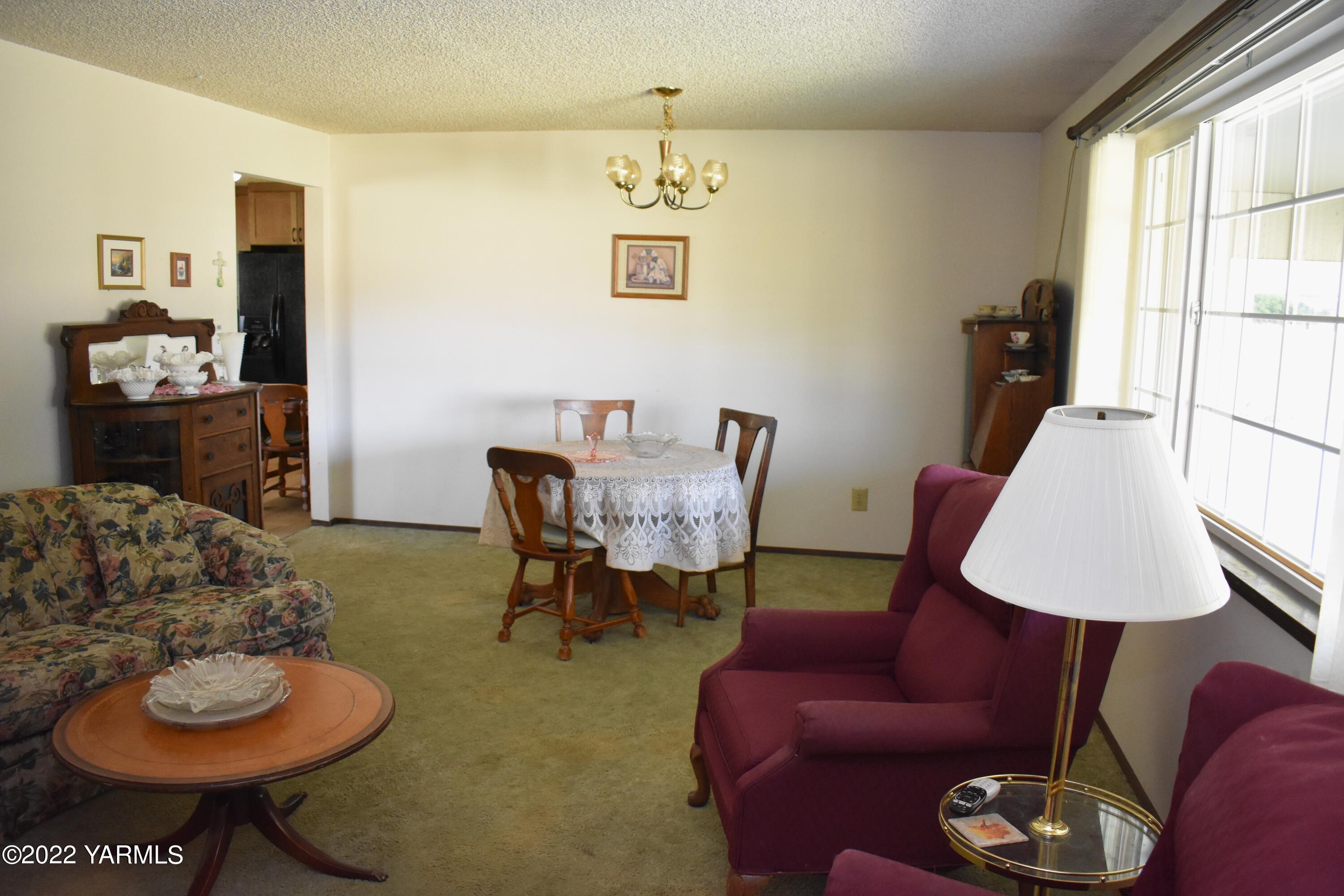 91 Elliott Road Cowiche, WA 98923 - Photo 8 of 46 a living room with furniture and a window
