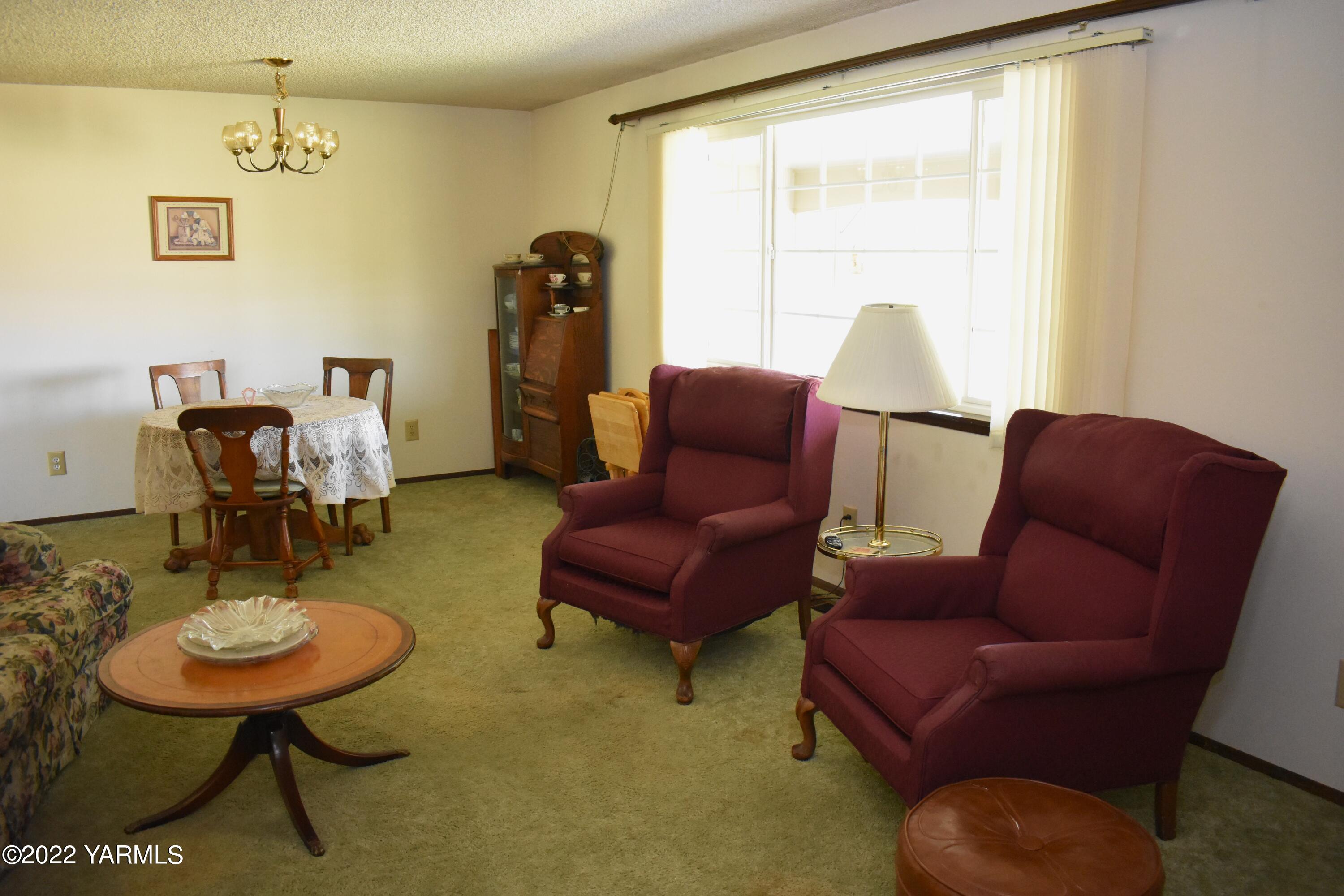 91 Elliott Road Cowiche, WA 98923 - Photo 9 of 46 a living room with furniture and a window