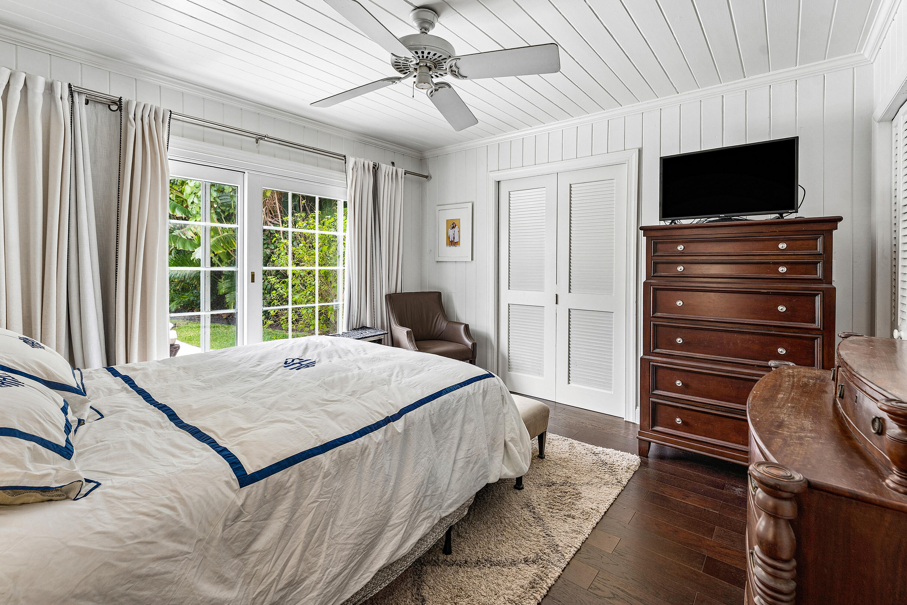 210 Merrain Road Palm Beach, FL 33480 - Photo 33 of 33 Guest House Bedroom