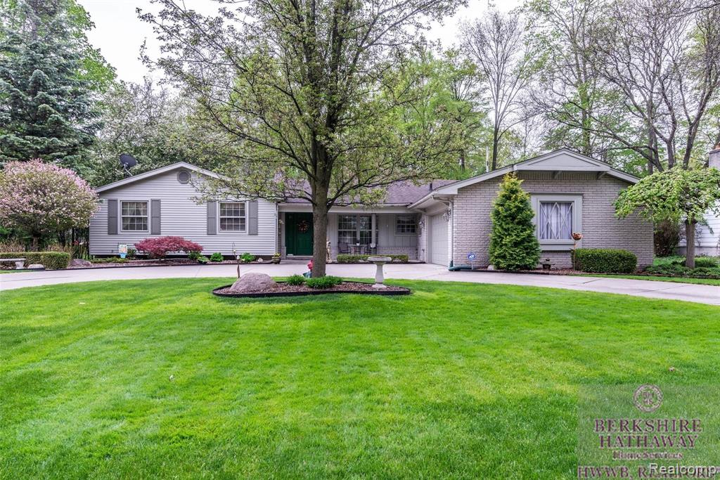 25233 Wykeshire Road Farmington Hills, MI 48336 - Photo 2 of 45