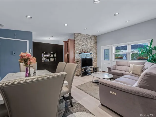 $349,999 | 4 Rose Street, Unit 6 2A, Oceanside, NY 11572