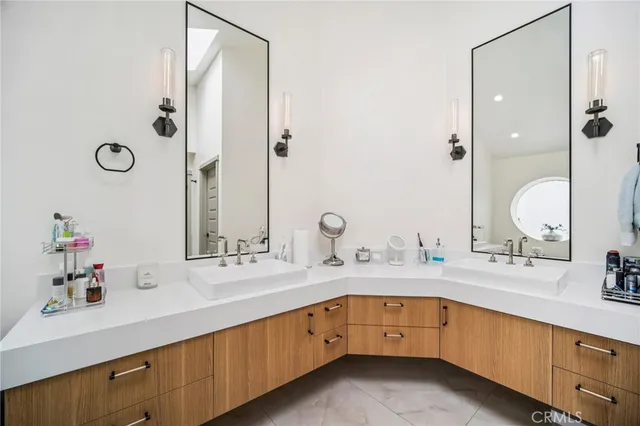 a picture of a room with a floor plan