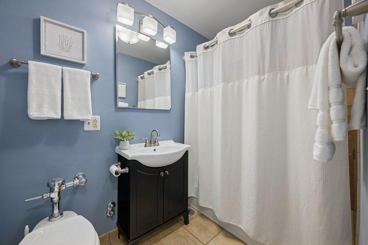 6157 North Sheridan Road, Unit 3M Chicago, IL 60660 - Photo 14 of 25 a bathroom with a sink toilet and shower
