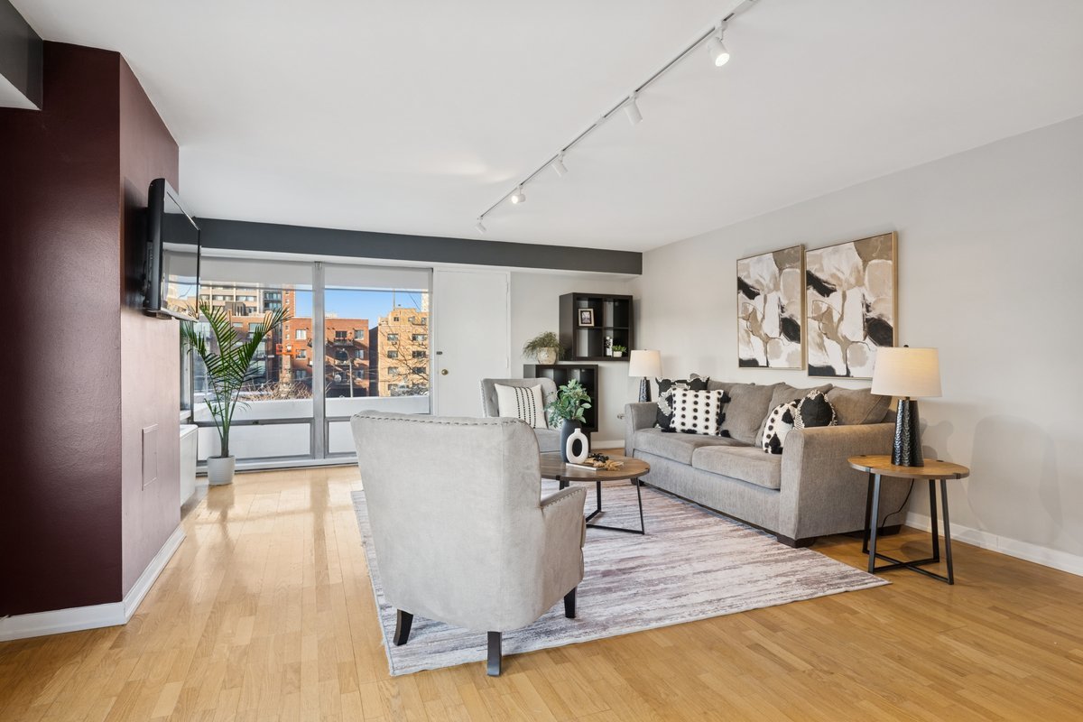6157 North Sheridan Road, Unit 3M Chicago, IL 60660 - Photo 10 of 25 a living room with furniture and a large window