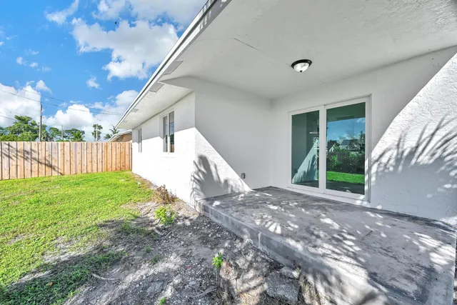 $359,900 | 5584 Southeast Katharine Avenue, Stuart, FL 34997