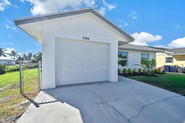 $359,900 | 5584 Southeast Katharine Avenue, Stuart, FL 34997