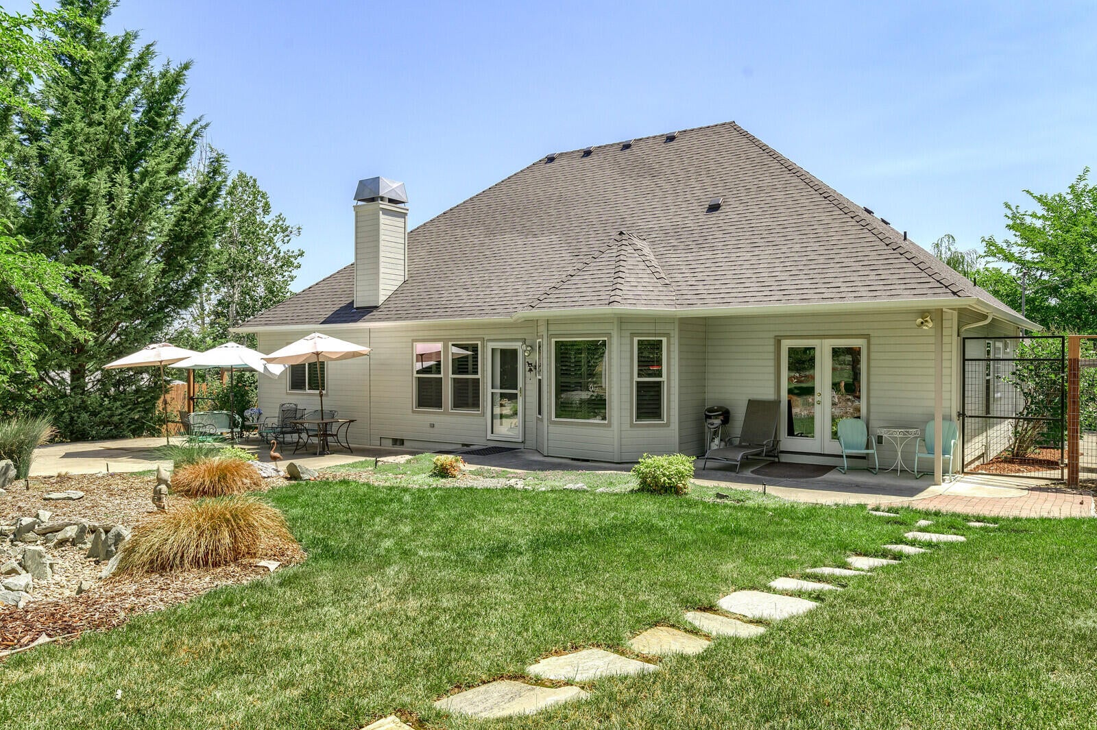 2056 Knowles Road Medford, OR 97501 - Photo 33 of 35 Back of the home with patio area