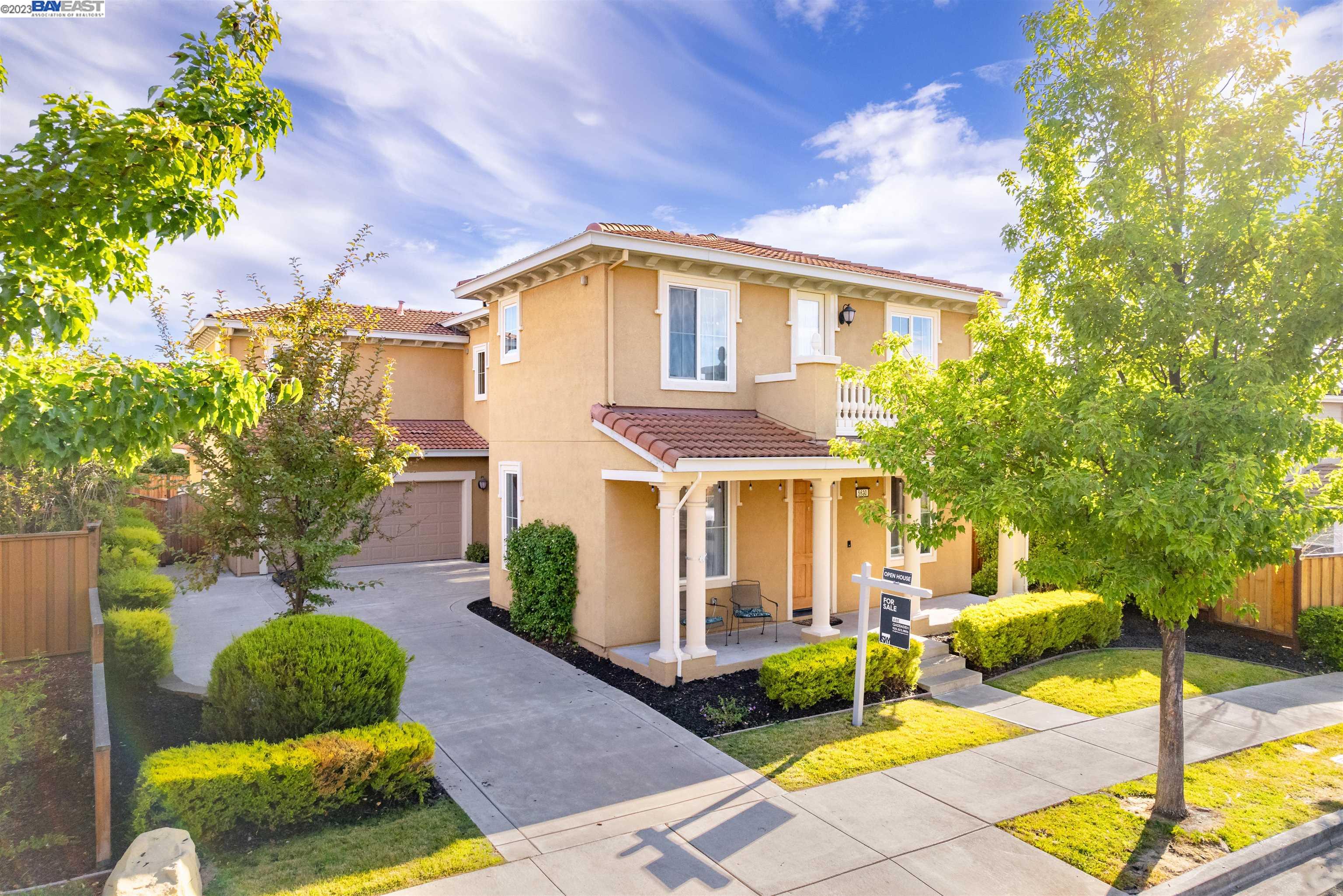 a view of backyard of the house