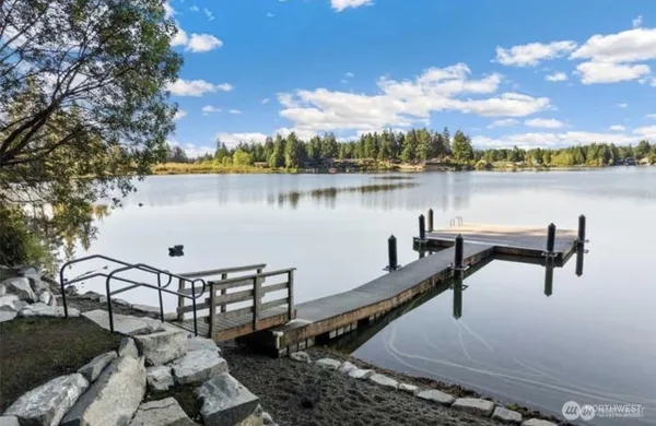 a picture of a lake view