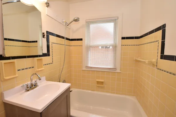 $1,500 | 3115 Lasalle Street, Racine, WI 53402