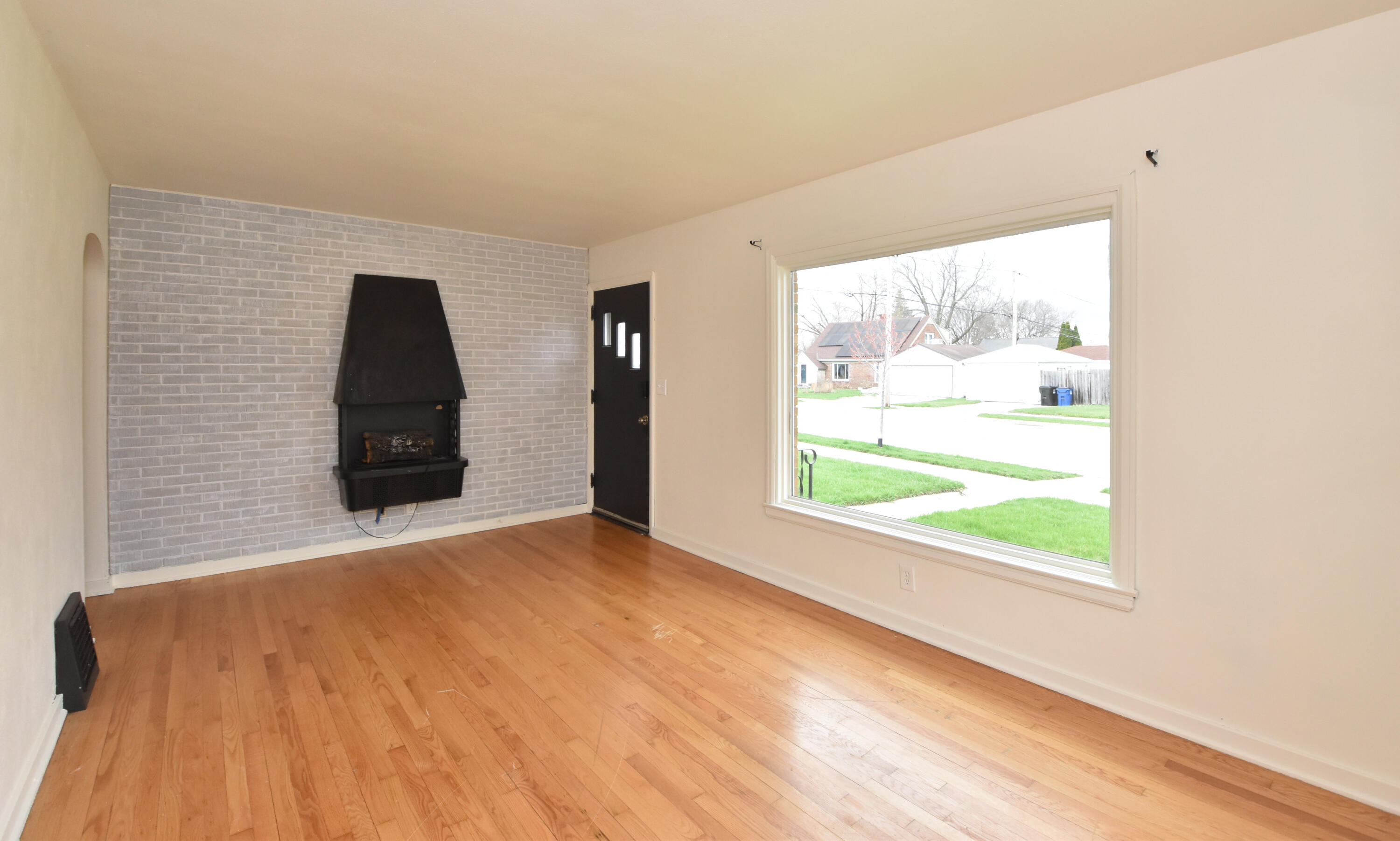 3115 Lasalle Street Racine, WI 53402 - Photo 6 of 25 Living Room