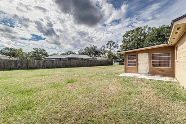 a view of a backyard