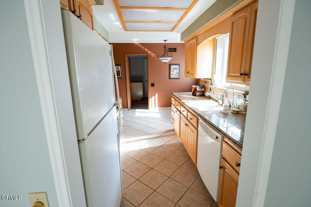 691 Springfield Avenue Ventura, CA 93004 - Photo 21 of 30 a bathroom with a sink a mirror and a bathtub