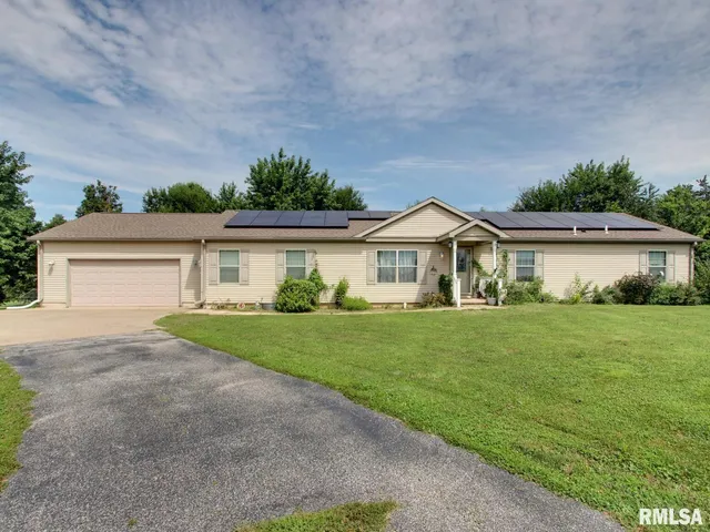 $204,900 | 4 Orchard Drive, Barry, IL 62312
