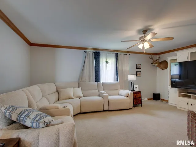 $204,900 | 4 Orchard Drive, Barry, IL 62312