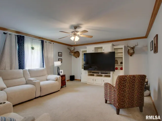 $204,900 | 4 Orchard Drive, Barry, IL 62312