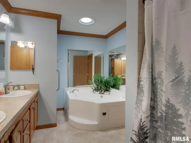 $204,900 | 4 Orchard Drive, Barry, IL 62312