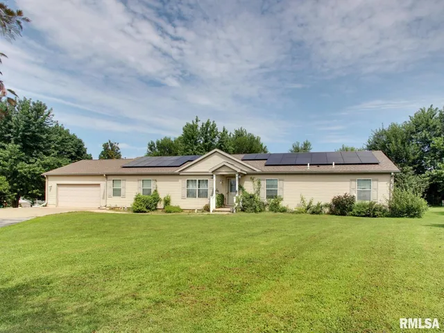 $204,900 | 4 Orchard Drive, Barry, IL 62312